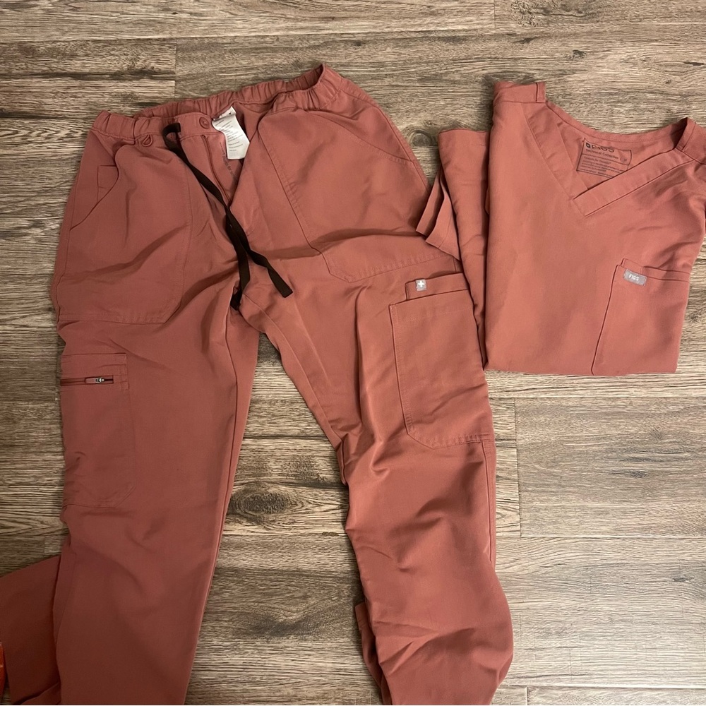 Men’s Mauve FIGS scrub set, size M